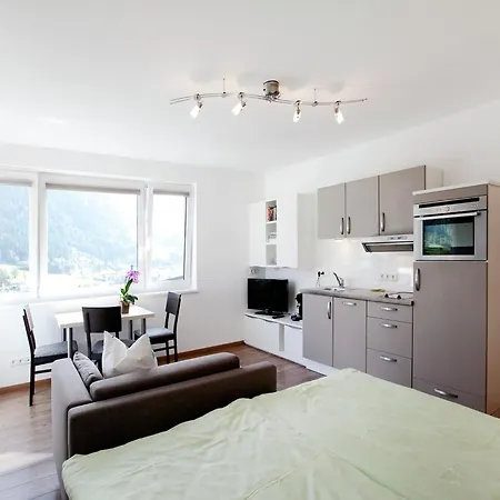 With Terrace In Kaprun, Salzburg, Cleaning Included شقة